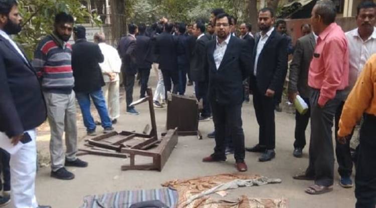 वाराणसी: कचहरी में कुर्सी, मेज टूटने से नाराज अधिवक्ताओं का प्रदर्शन, जिला प्रशासन पर लगाया अनदेखी का आरोप  