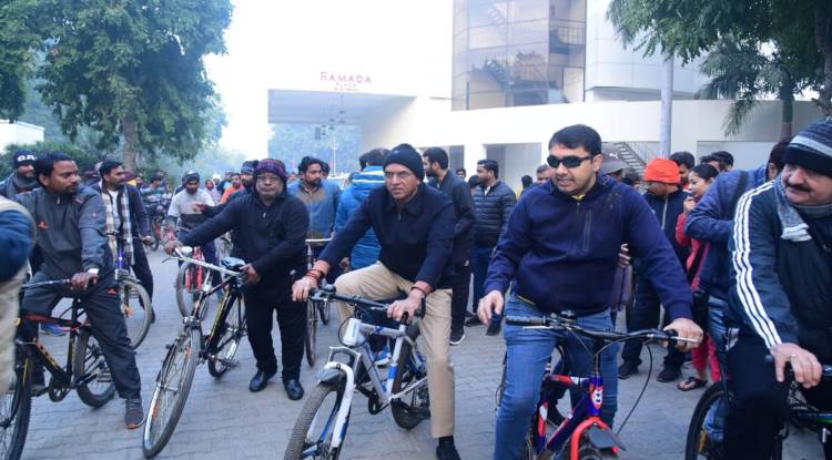 पर्यावरण के प्रति जागरूकता के लिए केंद्रीय मंत्री मनसुख मंडाविया ने वाराणसी में चलाई साइकिल