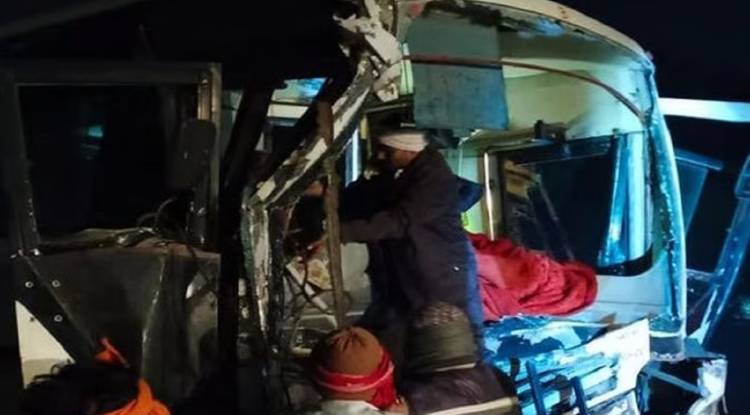 वाराणसी: महाराष्ट्र के श्रद्धालुओं की बस खड़े ट्रक से टकराई, 13 गंभीर रूप से घायल, BHU ट्रॉमा सेंटर में भर्ती