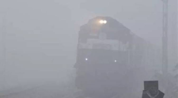 Train Running Late: कोहरा बना मुसीबत, कई ट्रेनें हुई लेट, यात्रियों को परेशानियों का करना पड़ा सामना 