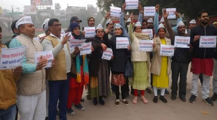 शास्त्री घाट पर AAP कार्यकर्ताओं ने किया प्रदर्शन, 'नगर निकाय चुनाव में ओबीसी आरक्षण लागू हो'