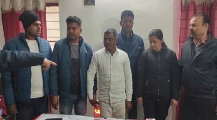 Jaunpur:  एंटी करप्शन टीम ने 45 हजार रिश्वत लेते PWD का लिपिकरंगे हाथ पकड़ा 