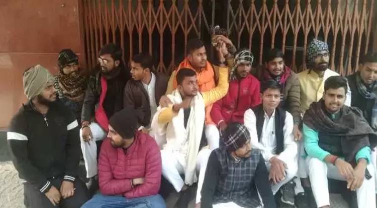 काशी विद्यापीठ में छात्रसंघ चुनाव कराने के लिए छात्रों ने किया हंगामा, प्रशासनिक भवन व संकायों में जड़ा ताला 