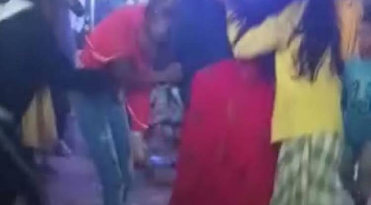 वाराणसी में प्रेमी के लिए बीच बाजार लड़ गई दो प्रेमिकाएं, दोनों में हुई खूब जूतमपैजार 