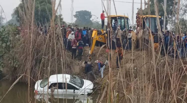 Road Accident: हापुड़ में अनियंत्रित कार तालाब में गिरी, चार लोगों की मौत
