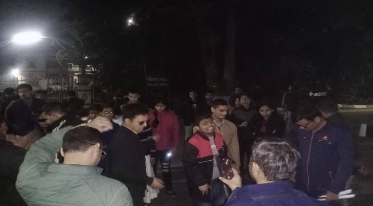 BHU: छेड़खानी के आरोपी की गिरफ्तारी की मांग को लेकर धरना जारी, छात्र की बिगड़ी तबीयत