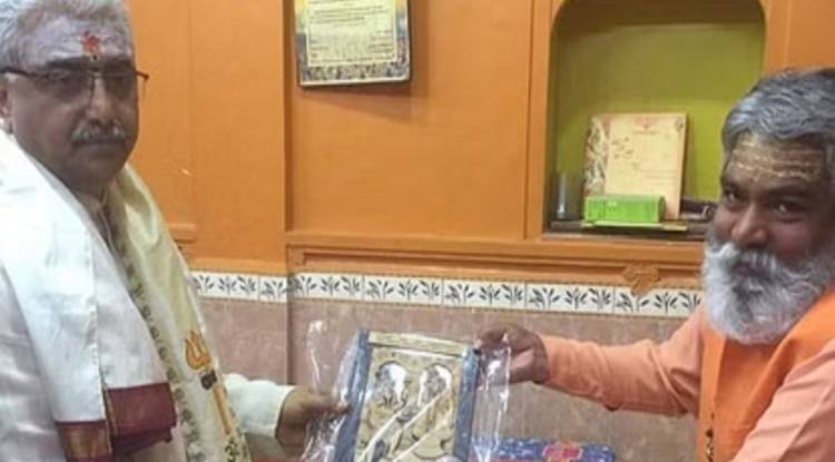 गुजरात के चीफ जस्टिज अरविंद कुमार ने किए बाबा विश्वनाथ के दर्शन,महंत ने मोमेंटो भेंट कर किया सम्मान