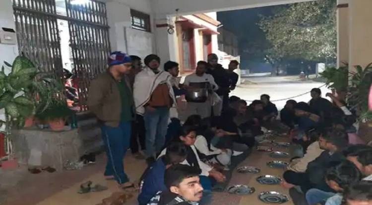 BHU में धरने पर बैठे शोधार्थी, सुरक्षाकर्मियों पर छात्राओं के साथ अभद्रता का लगाया आरोप 