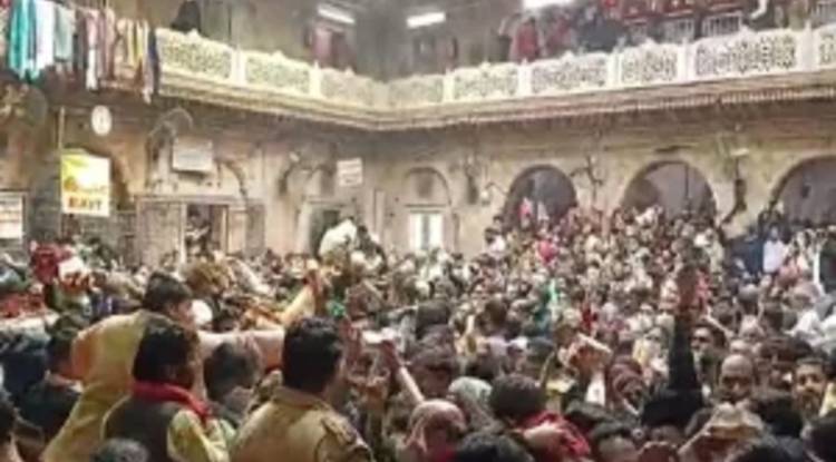 Mathura Holi 2023:  बांके बिहारी मंदिर के प्रबंधन ने एडवाइजरी जारी कर की  अपील, बुजुर्ग- बीमार श्रद्धालु न आएं 