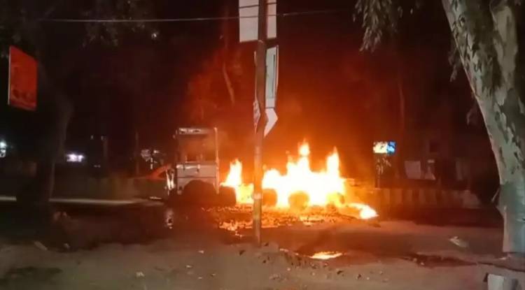 चांदपुर में डिवाइडर से टकराकर आलू लदी ट्रक में लगी आग,चालक हुआ फरार