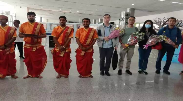 शंघाई देश के प्रतिनिधियों का पहला समूह पहुंचा काशी, एयरपोर्ट पर हुआ परंपरागत तरीके से स्वागत