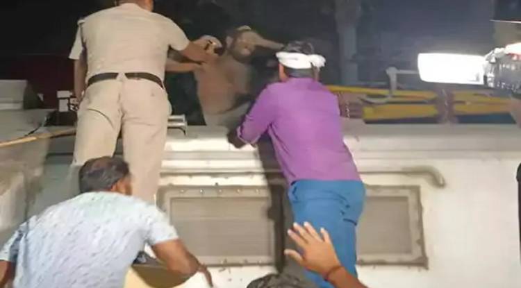 varanasi: नग्न अवस्था में ट्रेन के इंजन के ऊपर चढ़ा युवक, मचा हड़कंप 
