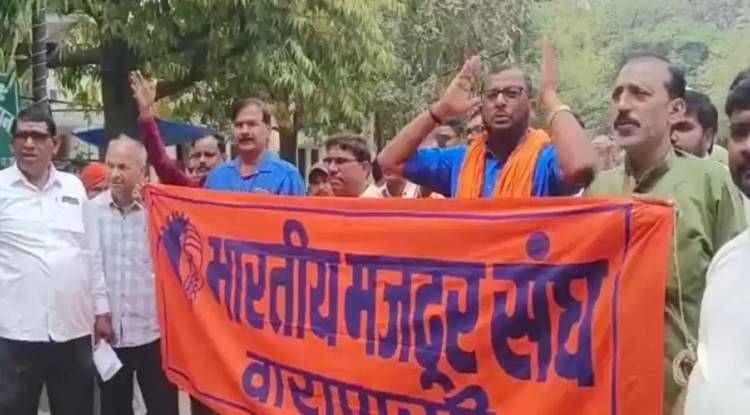 Varanasi:  भारतीय मजदूर संघ के कर्मचारियों का गुस्सा फूटा, विधानसभा घेरने की चेतावनी 
