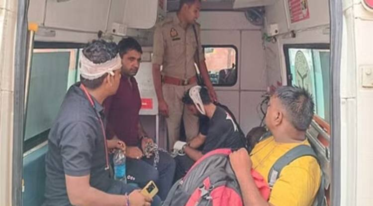 पूर्वांचल एक्सप्रेस-वे पर दिल्ली जा रही पुलिस कर्मियों की पलटी कार, छह पुलिसकर्मी घायल