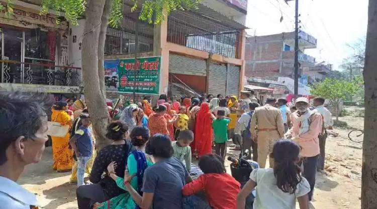 varanasi :शराब की दुकानें खुलते ही विरोध: भुल्लनपुर में सड़क पर उतरीं महिलाएं, कहा- माहौल होगा खराब