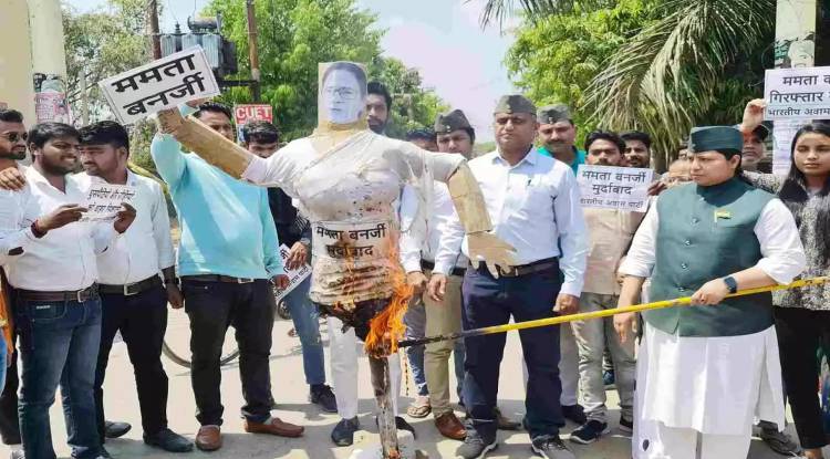 पश्चिम बंगाल में हिंसा से काशी में गुस्सा, फूंका ममता बनर्जी का पुतला