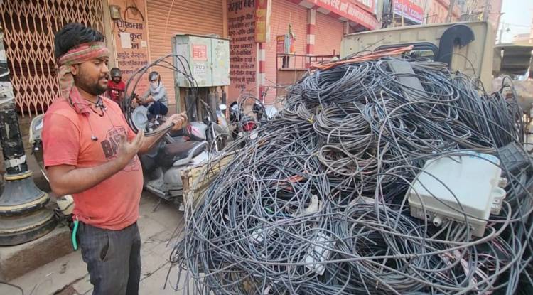 varanasi: शहरी इलाकों में इंटरनेट, केबल टीवी और मोबाइल नेटवर्क ठप, G-20 समिट से पहले हट जाएंगे खंभों पर लटकते तार