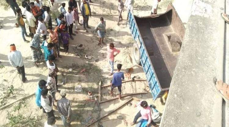 शाहजहांपुर में ट्रैक्टर-ट्रॉली पलटने से महिला-बच्चों सहित 20 लोगों की मौत