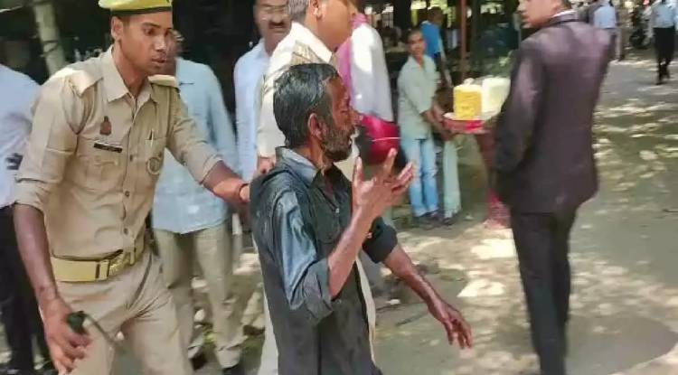 varanasi : कचहरी में युवक ने की आत्मदाह करने कोशिश, मची अफरातफरी