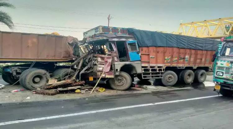वाराणसी -बाबतपुर फोरलेन पर ट्रक और टेलर में भीषण टक्कर, चालक की मौत