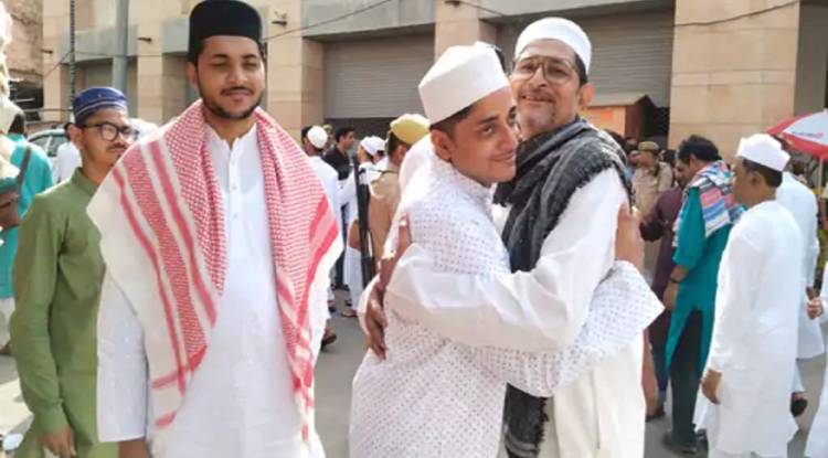 Eid Ul Fitr: अक़ीदत से अदा की गई ईद की नमाज, एक-दूसरे को गले लगाकर दी मुबारकबाद, चाक-चौबंद रही सुरक्षा व्यवस्था  