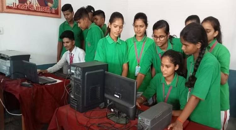 UP Board 12th Result 2023 : वाराणसी जिले में हाई स्कूल में सिमरन पटेल ने किया टॉप 