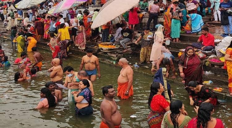 Ganga Saptami 2023: काशी के गंगा घाटों पर उमड़ा जनसैलाब, कहीं सूर्य को अर्घ्यदान तो कहीं हुआ दुग्धाभिषेक