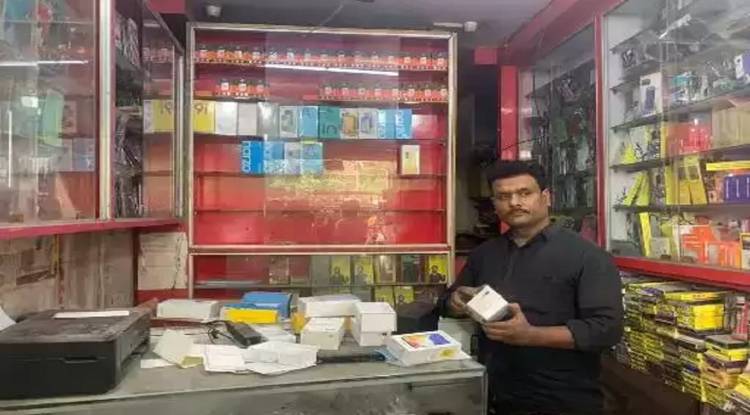 मोबाइल की दुकान से चोरों ने उड़ाया ढाई लाख का माल, जांच में जुटी पुलिस 