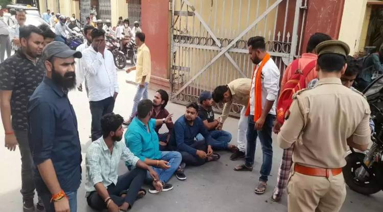 BHU ट्रामा सेंटर के इंचार्ज पर छात्रों ने लगाया गुंडई का आरोप, गेट बंद कर दिया धरना 