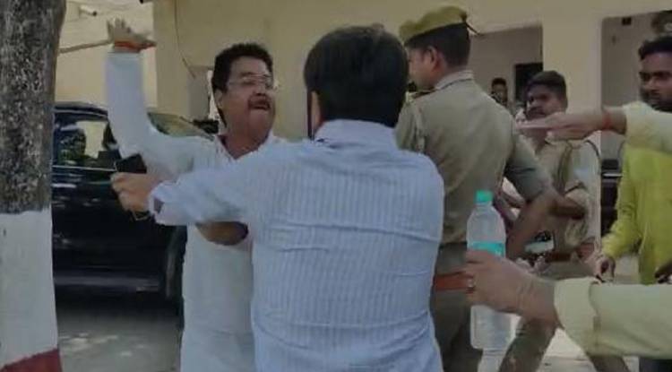 गौरीगंज कोतवाली में पुलिस के सामने सपा विधायक ने अपने समर्थकों सहित भाजपा प्रत्याशी के पति को पीटा