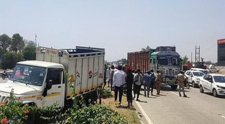 Varanasi : पिकअप का टायर बदल रहे परिचालक को ट्रक ने कुचला, मौके पर ही दर्दनाक मौत