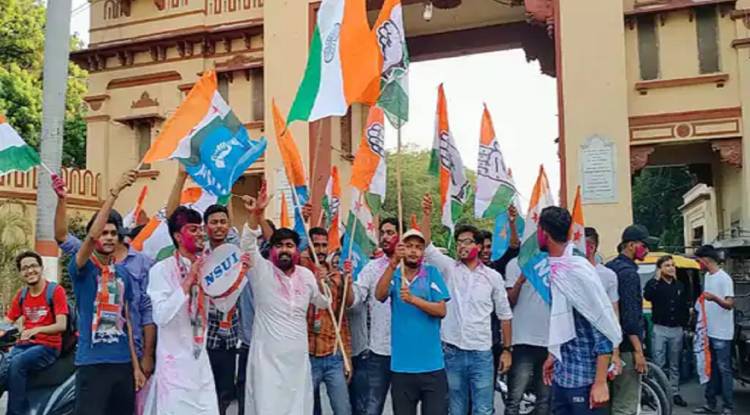कर्नाटक में कांग्रेस की जीत पर NSUI-BHU मनाया जश्न, छात्र संगठनों ने बांटी मिठाई, लगाए गुलाल
