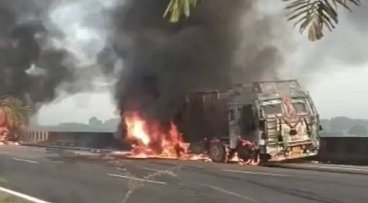 वाराणसी में ट्रक-ट्रेलर की टक्कर से लगी आग, धू-धूकर जलने लगी ट्रकें, मची अफरातफरी