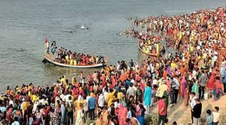 Baliya: मुंडन संस्कार में जा रही सवारियों से भरी नाव गंगा में डूबी, चारों तरफ मची रही चीख पुकार, तीन की मौत