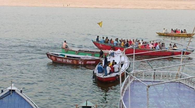 varanasi : जिला प्रशासन ने जारी किया अलर्ट, बंद कराया गंगा में नौका संचालन, जानिये क्या रही वजह