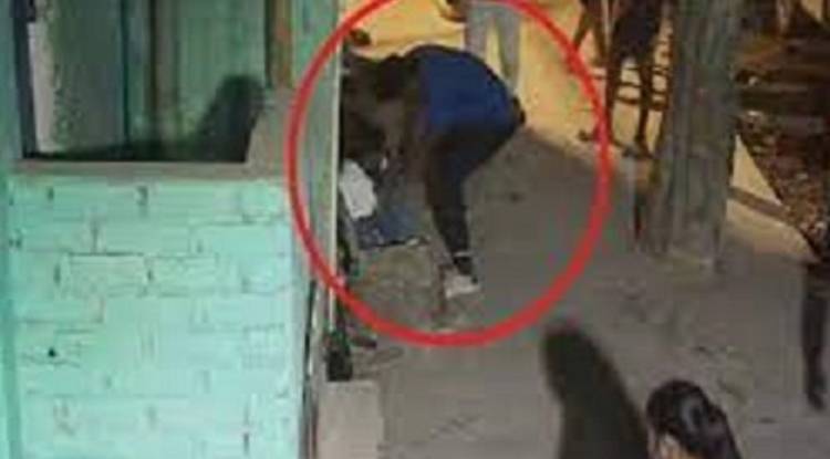 दिल्ली में नाबालिग लड़की की सड़क पर हत्या, सिरफिरे ने चाकू से किए 21 वार, नहीं भरा दिल तो सिर पर दे मारा पत्थर