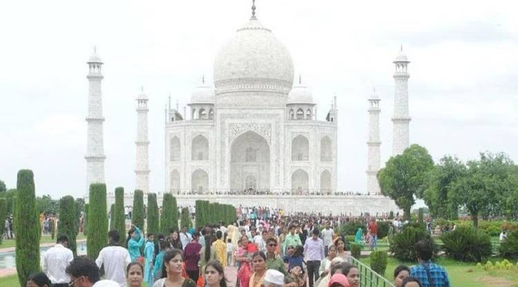 ताजमहल के रॉयल गेट पर 'भारत माता की जय' बोलने पर सुरक्षाकर्मी ने पकड़े पर्यटक दंपती