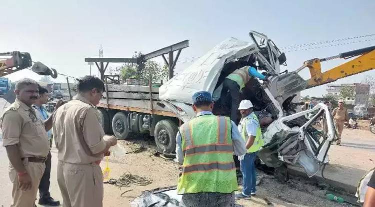 Varanasi Accident: हाईवे पर रामनगर भीटी के पास टैंकर व ट्रेलर में जोरदार टक्कर, चालक की मौत
