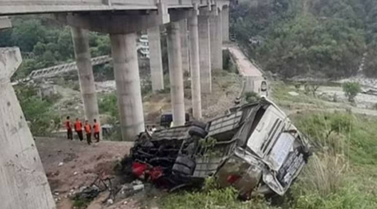 वैष्णो देवी जा रही बस जम्मू-श्रीनगर हाईवे पर पुल से गिरी, चालक समेत 10 की मौत, 55 यात्री घायल