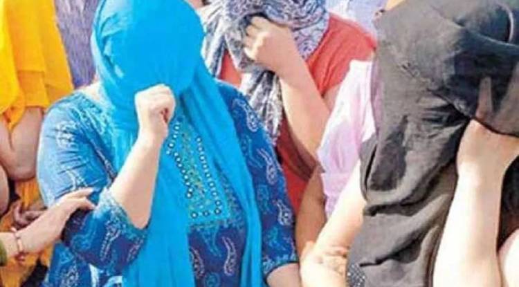 Varanasi: पुलिस ने देह व्यापार रैकेट का किया खुलासा, 4 महिलाएं गिरफ्तार