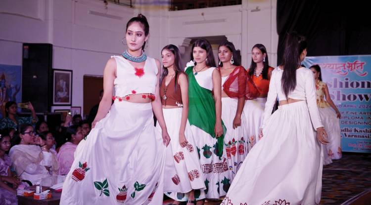 विद्यापीठ में छात्रों ने वार्षिक फैशन शो की प्रस्तुति