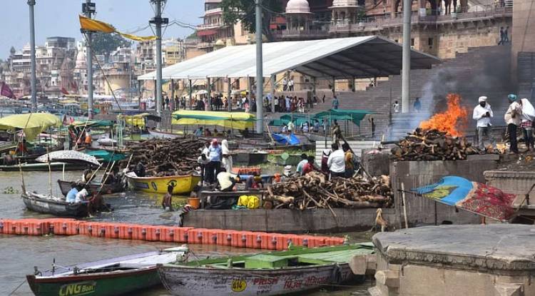 काशी में बदला गंगा आरती का स्थल: आठ घाटों का संपर्क टूटा