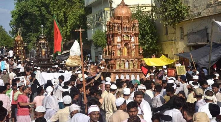 अलम, ताबूत और दुलदुल की जियारत करने उमड़ा जनसैलाब, आंसुओं संग खूनी मातम का भी पेश किया नजराना