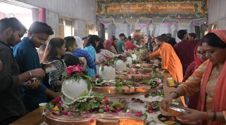 सावन के पहले सोमवार पर हर तरफ हर हर महादेव की गूंज, मनकामेश्वर मंदिर में लगी भक्तों की  लंबी कतार