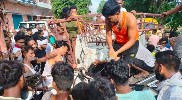 खड़े ट्रक से टकराई पिकअप, एक छात्र की मौत; 10 घायल, मना करने के बाद भी सवार हुए थे बच्चे