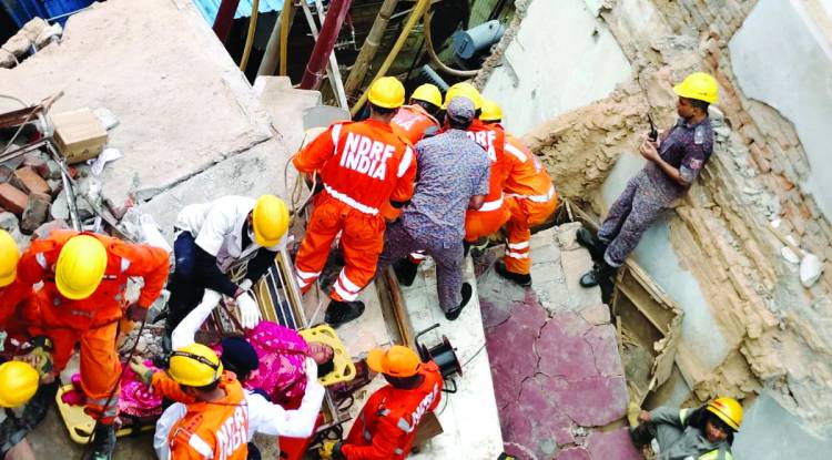 विश्वनाथ मंदिर के पास भरभरा कर गिरे दो जर्जर मकान