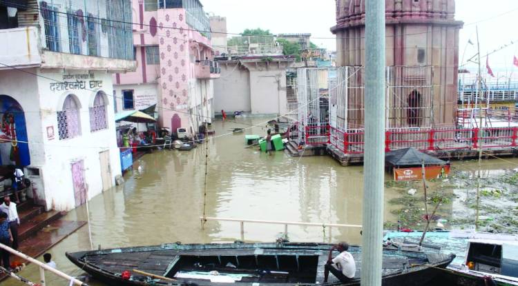 बनारस में अपना रौद्र रूप दिखाने को आतुर गंगा 