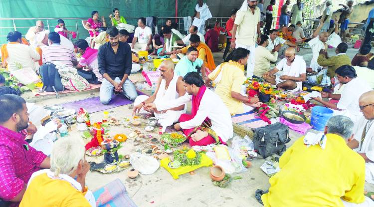 सूर्य को साक्षी मानकर पितरों की तृप्ति की कामना 