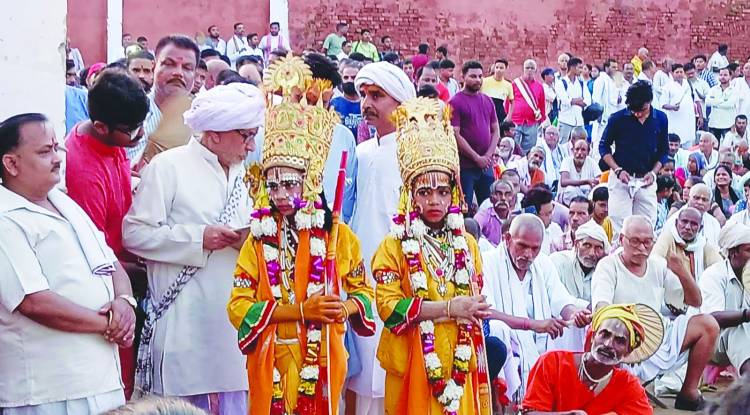 चारों दूल्हा के आरती उतारू ऐ सखी