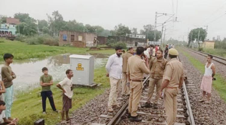 ईयरफोन लगाकर रेलवे ट्रैक पार कर रहे युवकों को ट्रेन ने मारी टक्कर, मौत